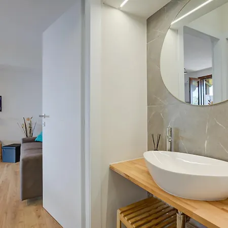 Il Vecchio Faggio: Maggiore View Terrace - Happy Apartment