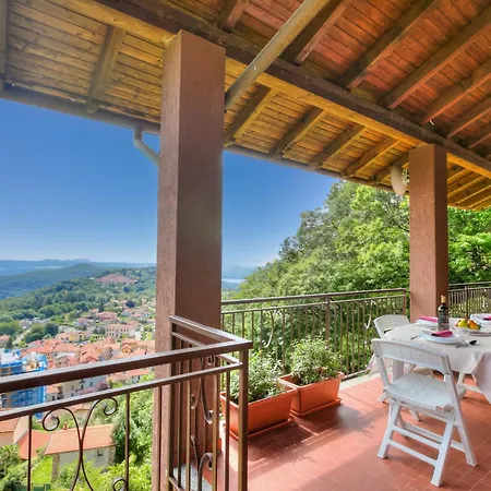 Il Vecchio Faggio: Maggiore View Terrace - Happy Apartment