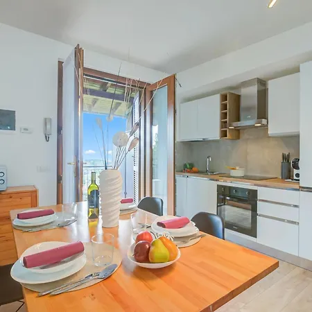 Apartment Il Vecchio Faggio: Maggiore View Terrace - Happy