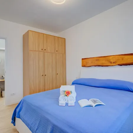 Il Vecchio Faggio: Maggiore View Terrace - Happy Apartment